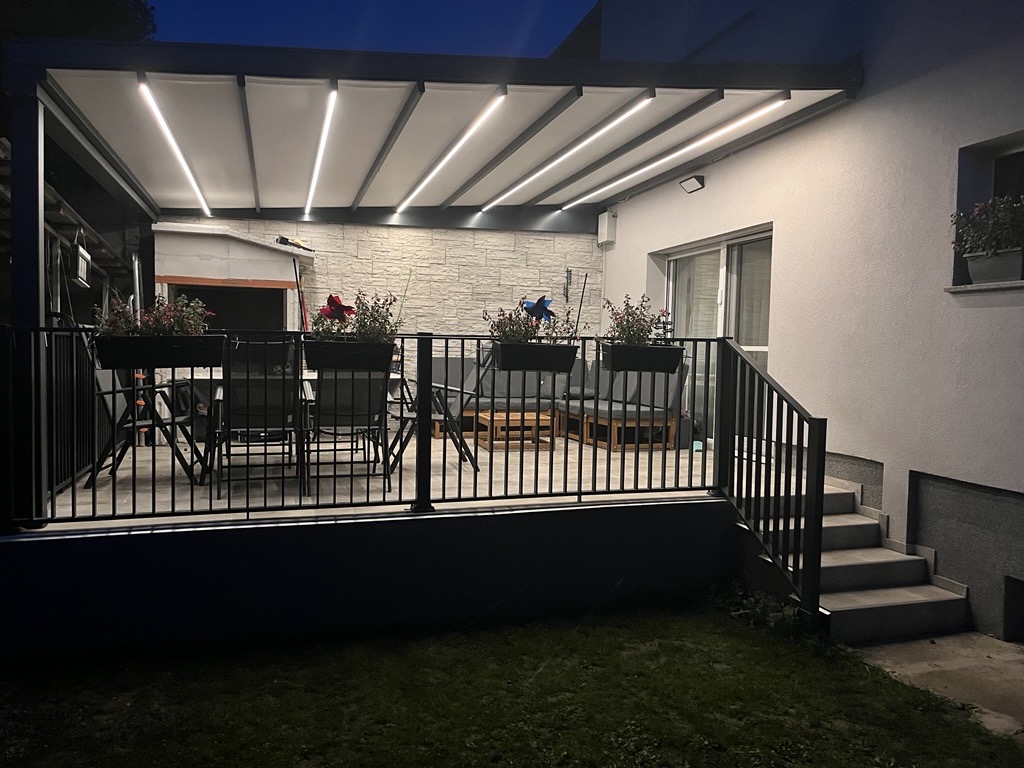 Pergola s platnenim krovom i aluminijska ograda